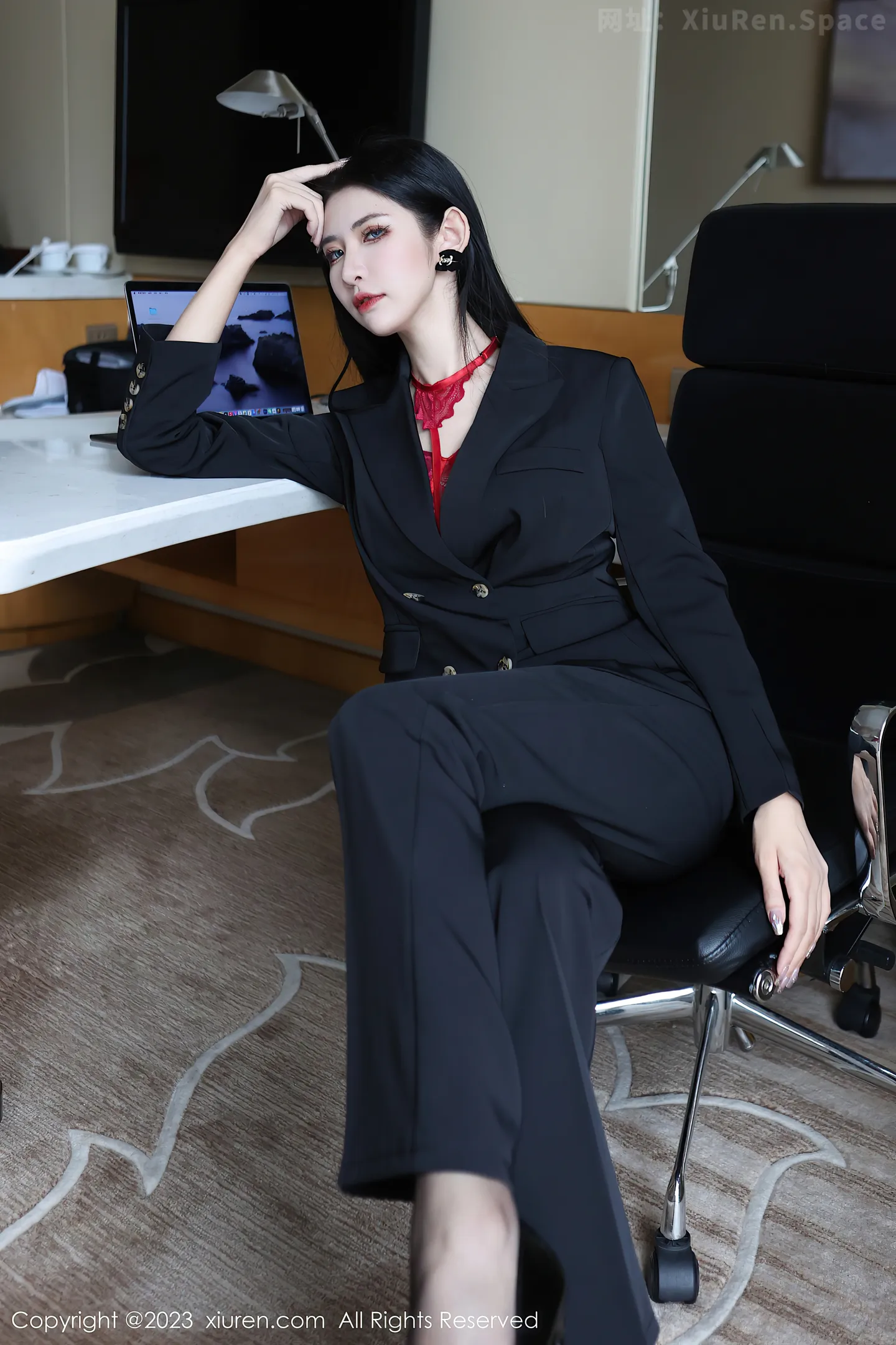 图片[5]-[XiuRen秀人网] 2023.03.13 VOL.6402 依娜Yina 黑色西服与红色蕾丝内衣加黑丝美腿性感私房写真集-秀人网官方网站